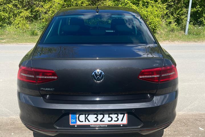 Grå VW Passat fra 2019