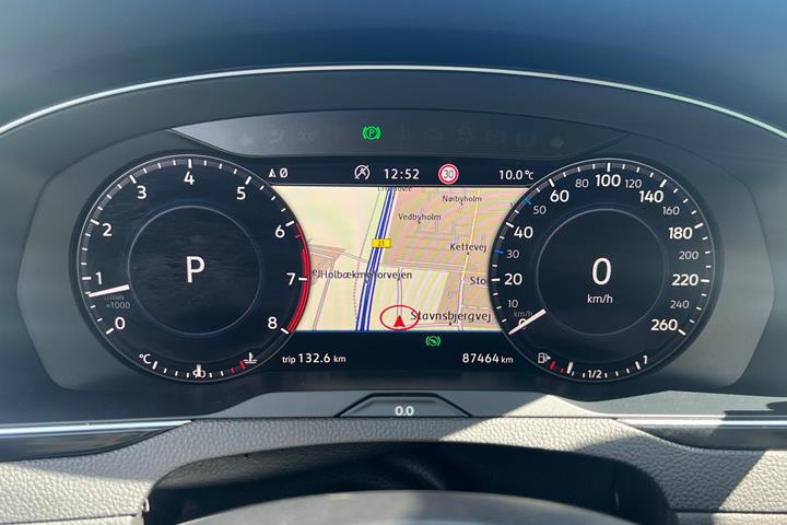 Grå VW Passat fra 2019