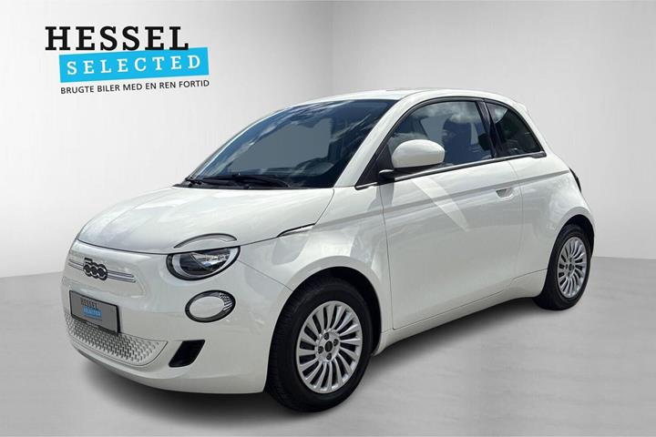 Hvid Fiat 500e fra 2023 set udefra