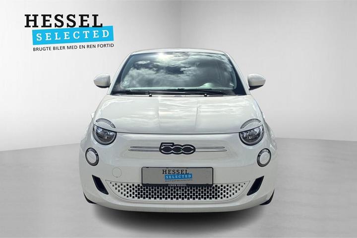 Hvid Fiat 500e fra 2023