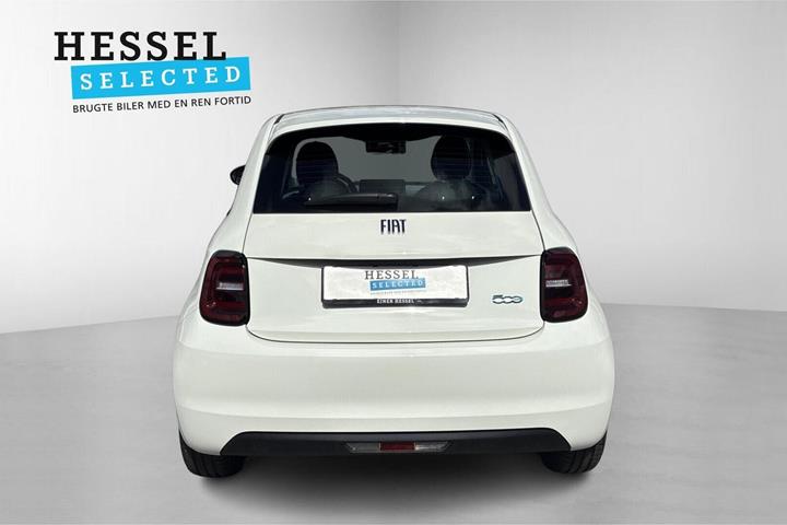 Hvid Fiat 500e fra 2023