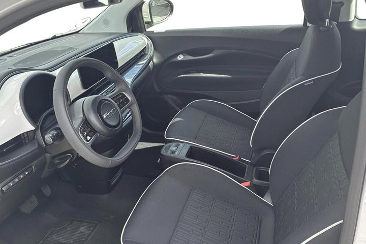 Hvid Fiat 500e fra 2023