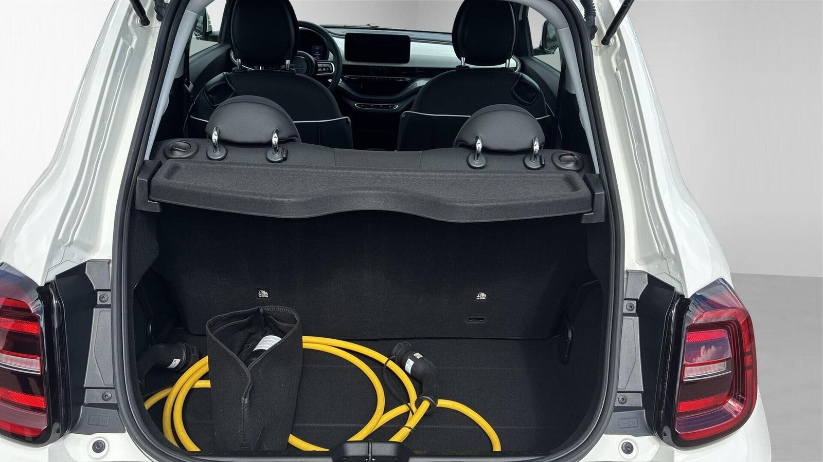 Hvid Fiat 500e fra 2023