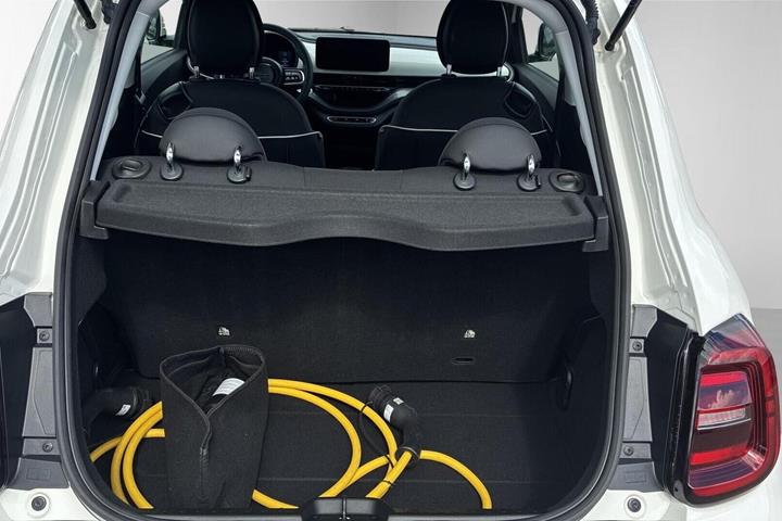 Hvid Fiat 500e fra 2023
