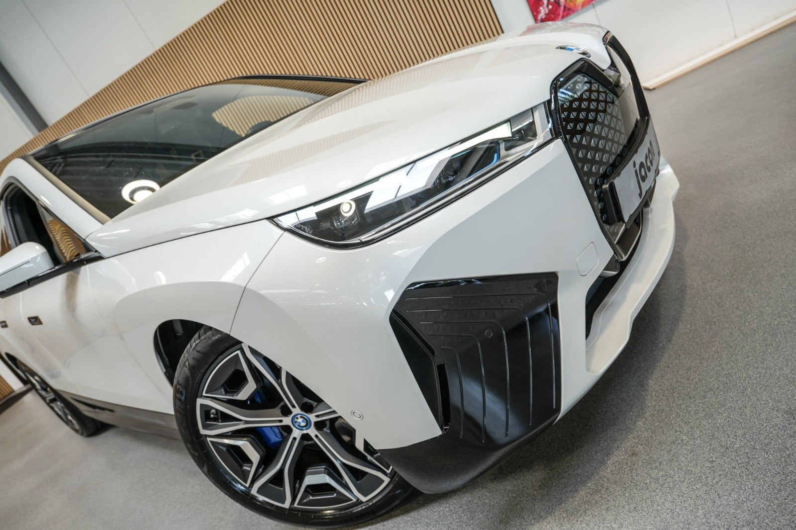 Hvid BMW iX fra 2022