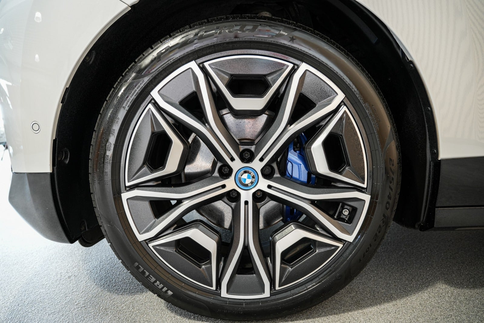 Hvid BMW iX fra 2022