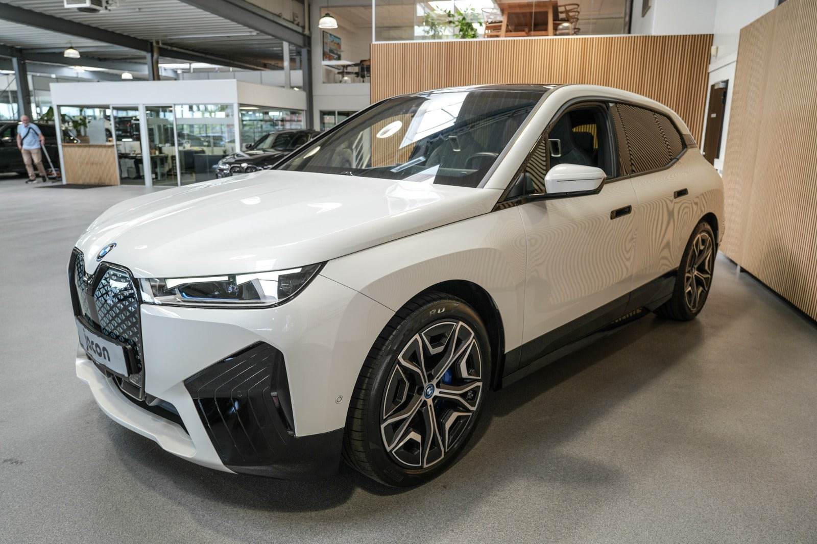Hvid BMW iX fra 2022