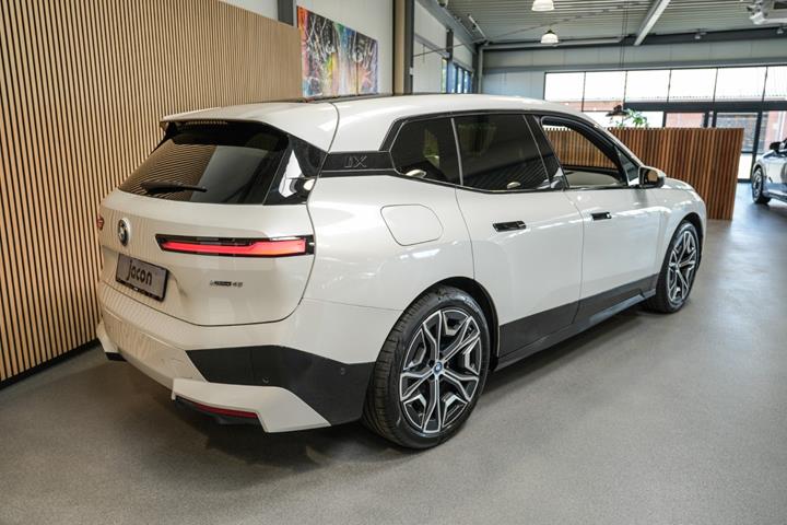 Hvid BMW iX fra 2022