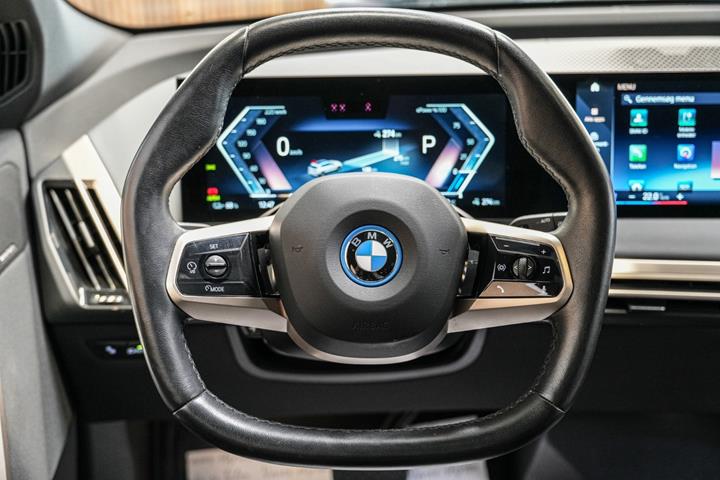 Hvid BMW iX fra 2022