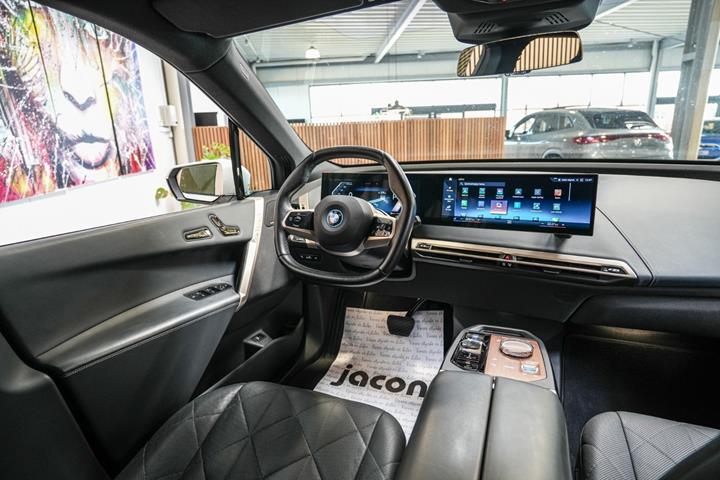 Hvid BMW iX fra 2022