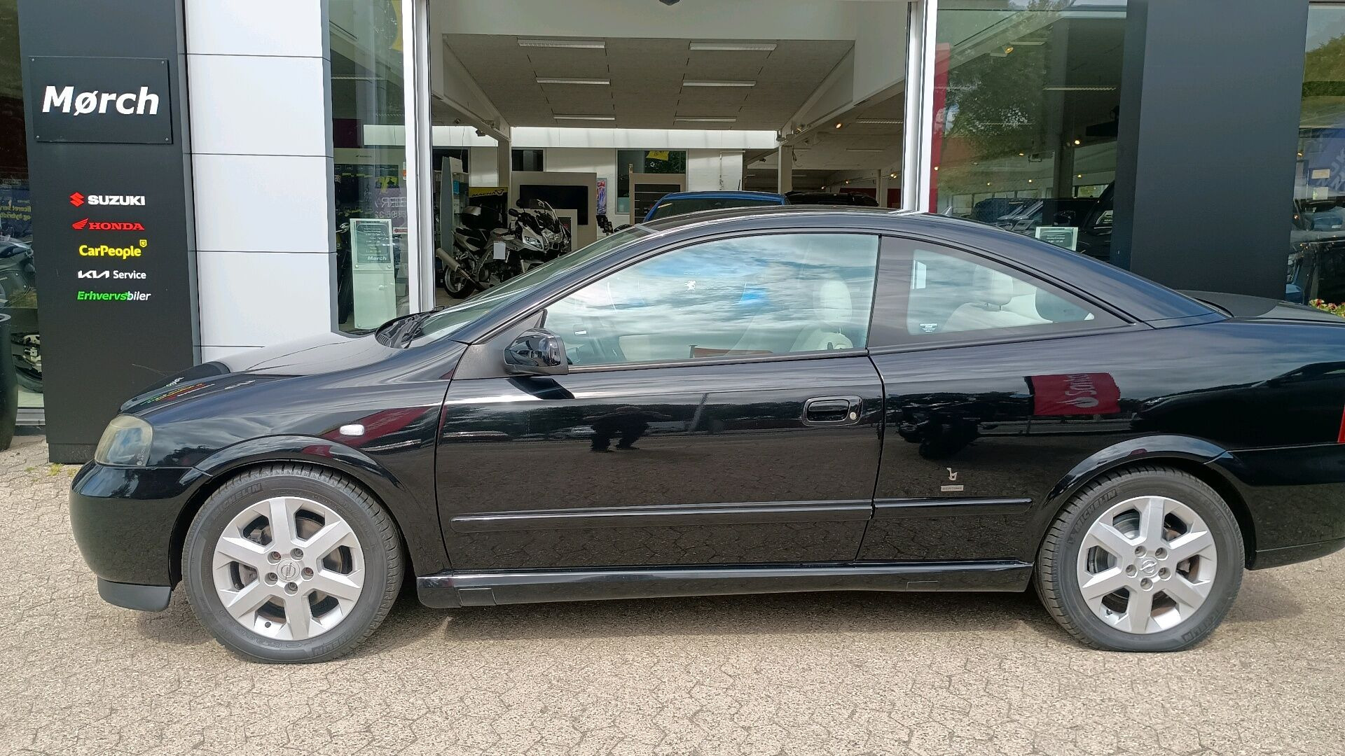 Sort Opel Astra fra 2001