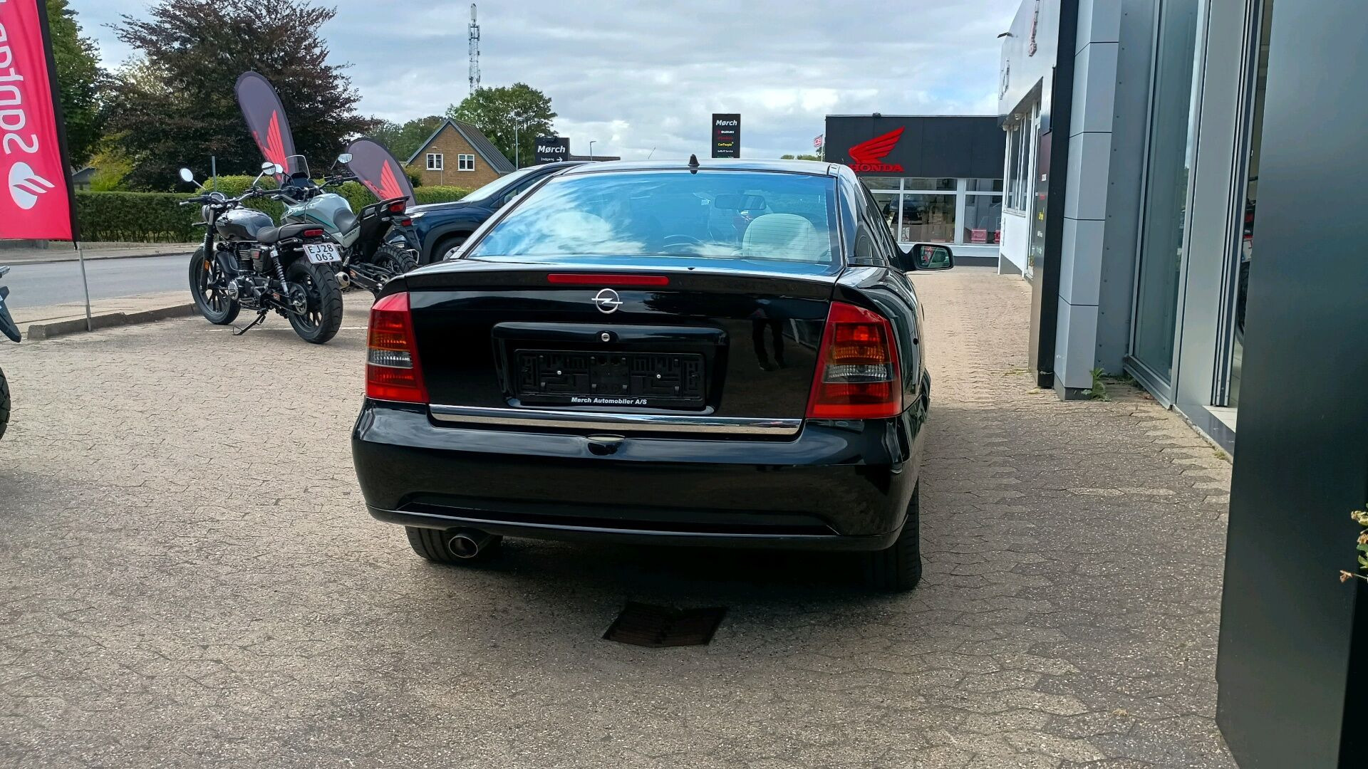 Sort Opel Astra fra 2001