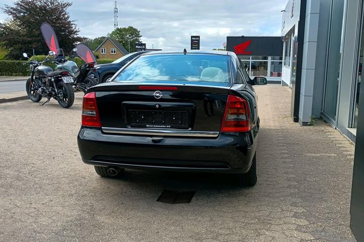 Sort Opel Astra fra 2001