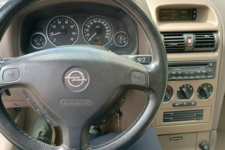 Sort Opel Astra fra 2001