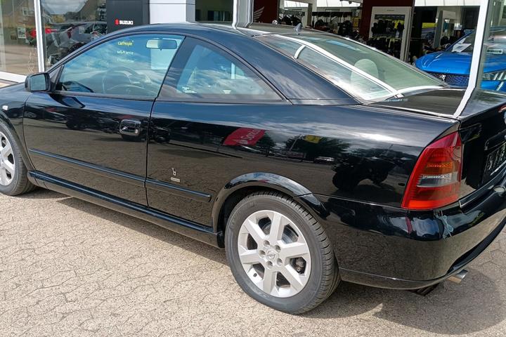 Sort Opel Astra fra 2001