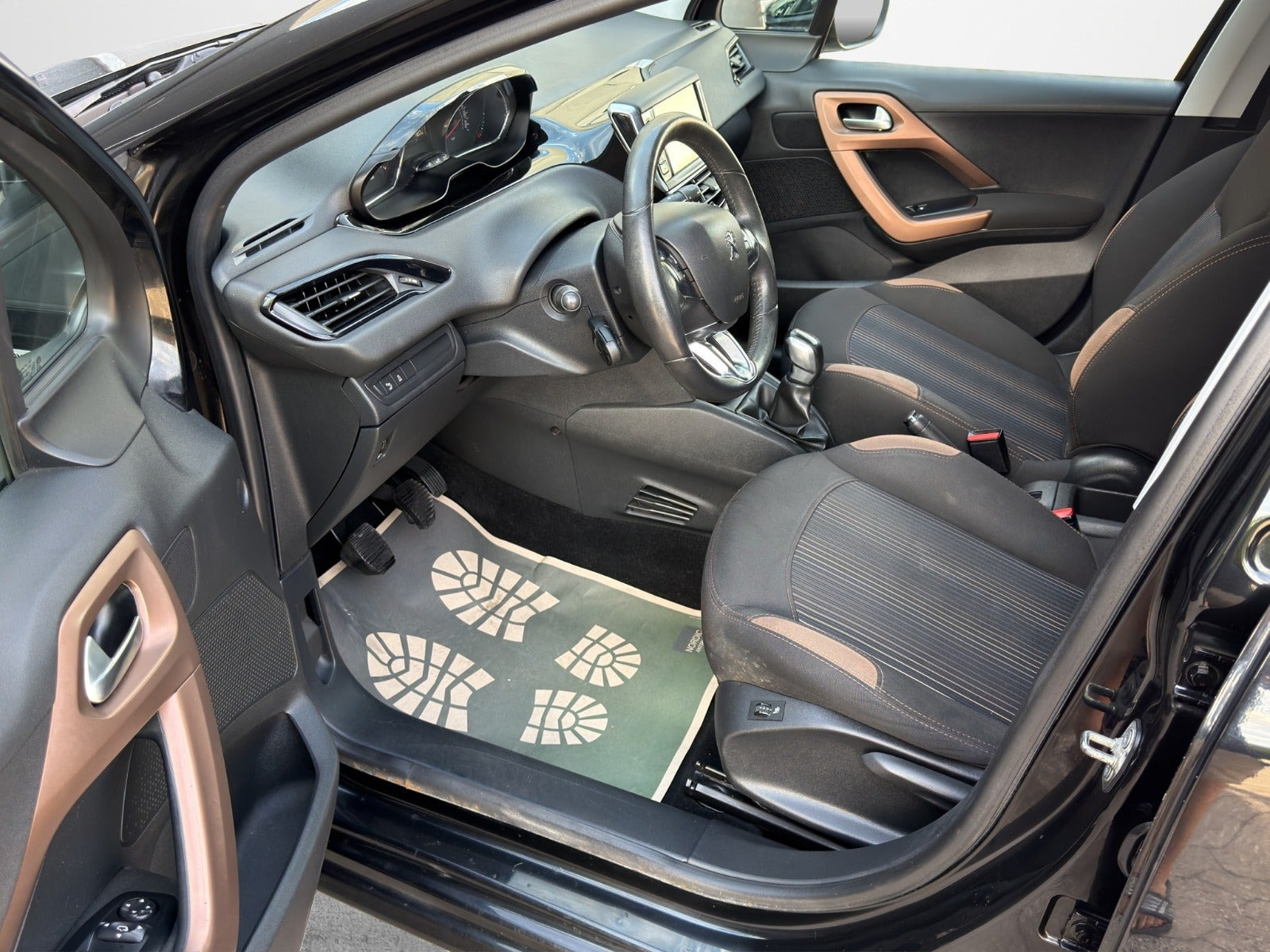 Sort Peugeot 208 fra 2014