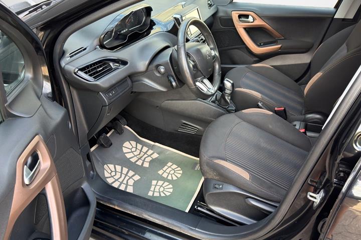 Sort Peugeot 208 fra 2014
