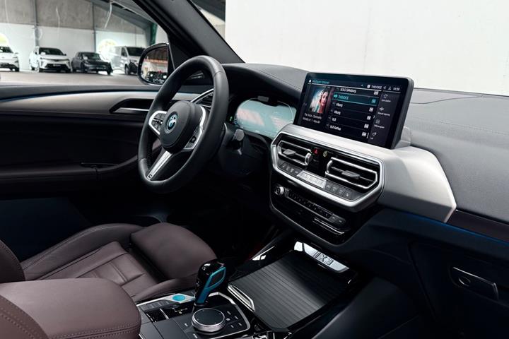 Sort BMW iX3 fra 2023