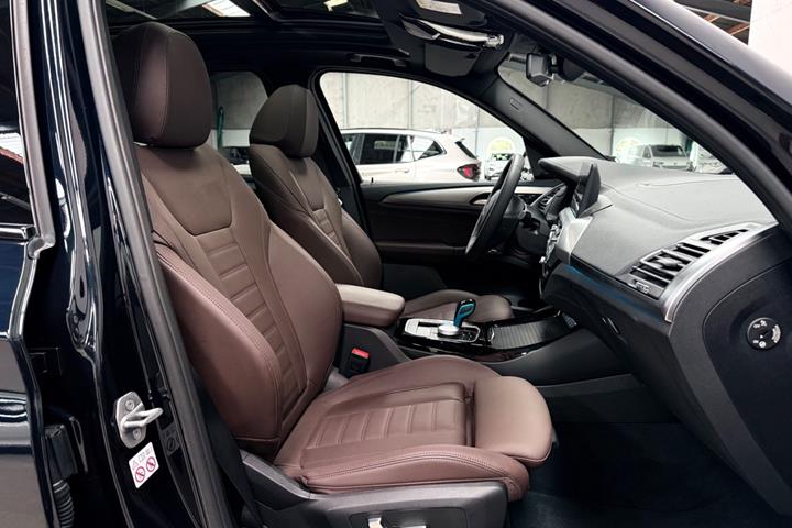 Sort BMW iX3 fra 2023