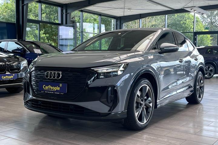 Grå Audi Q4 e-tron fra 2024