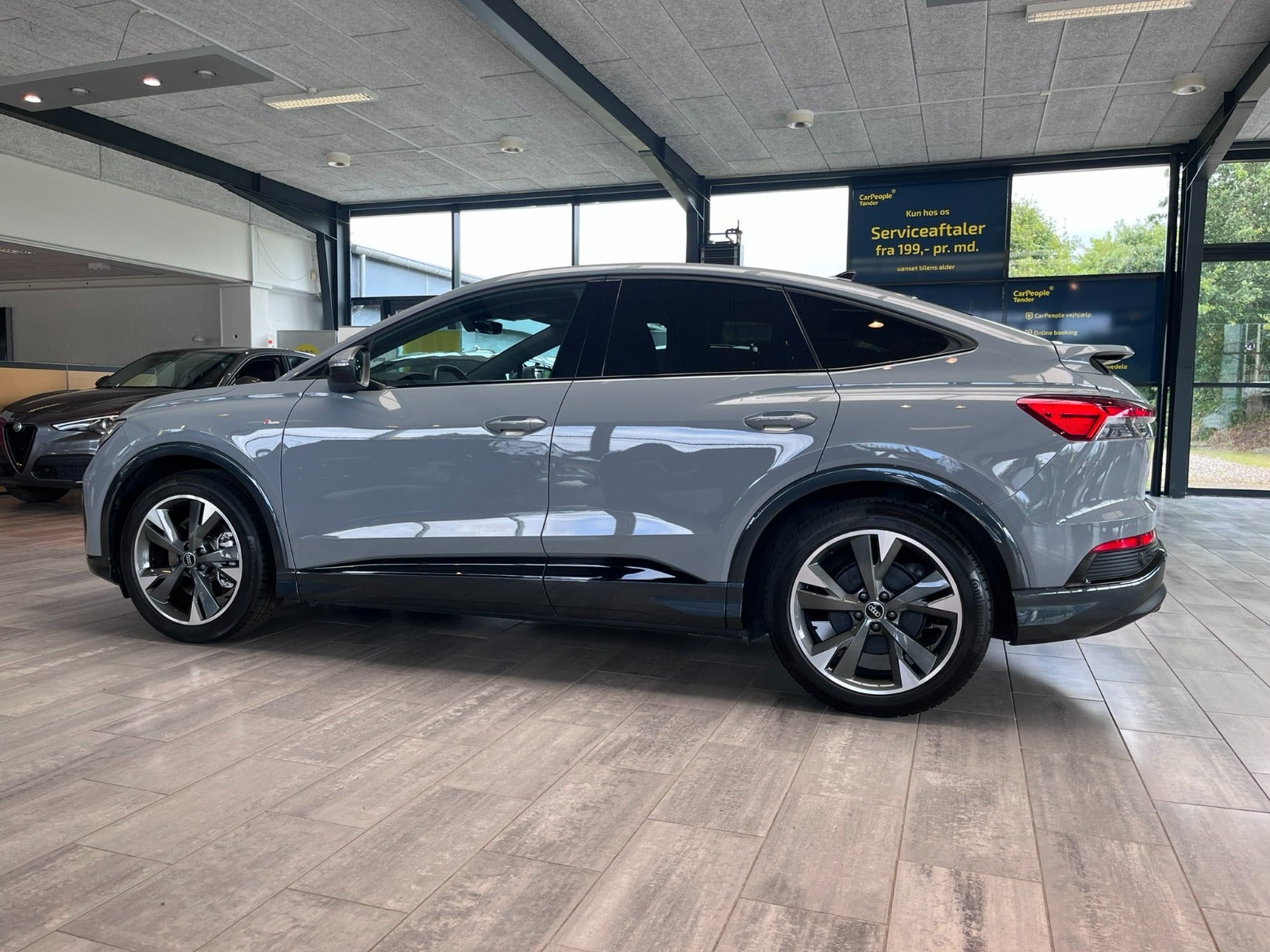 Grå Audi Q4 e-tron fra 2024
