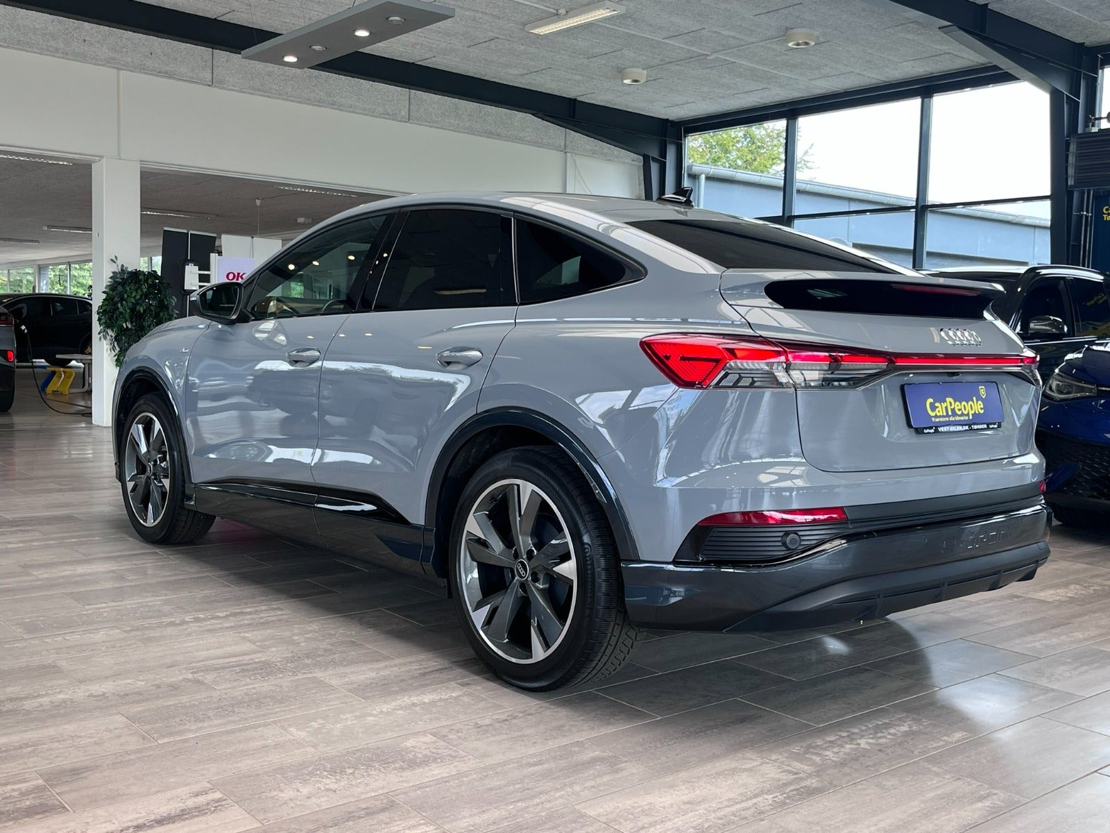 Grå Audi Q4 e-tron fra 2024