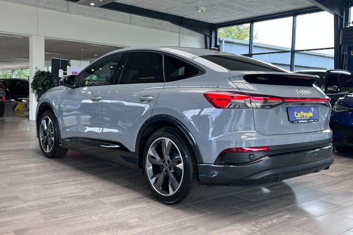 Grå Audi Q4 e-tron fra 2024