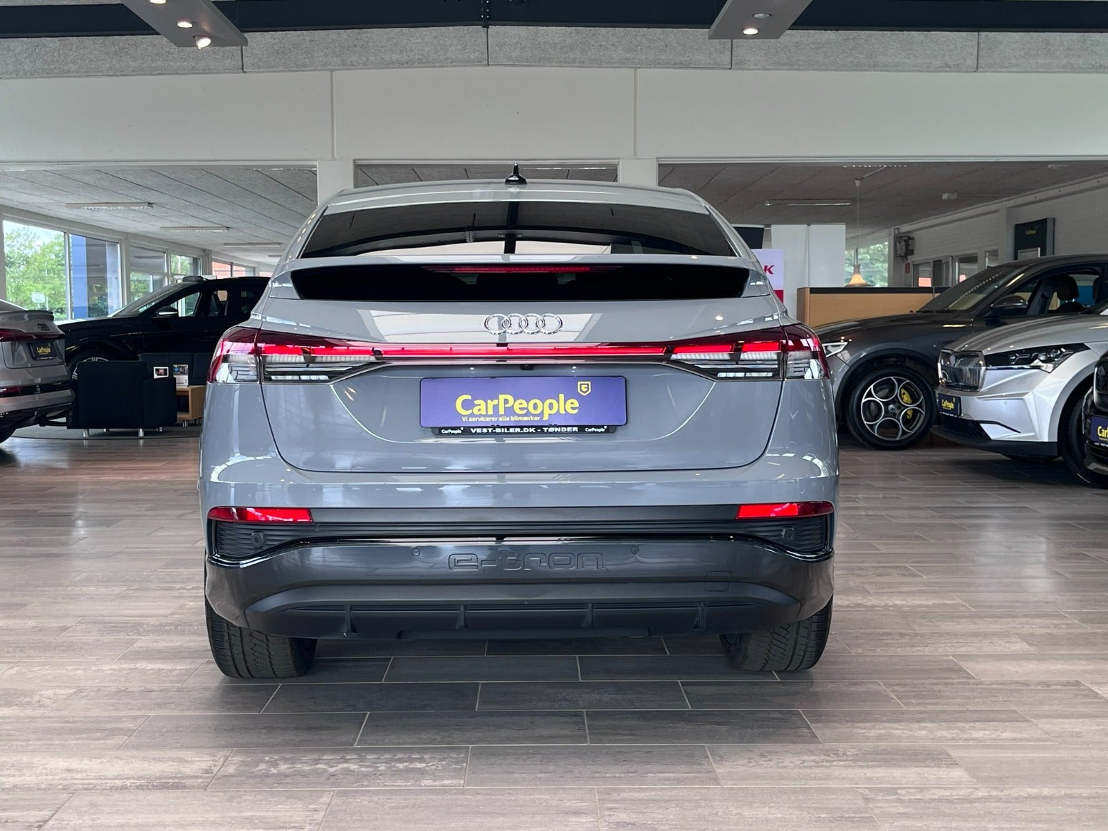 Grå Audi Q4 e-tron fra 2024