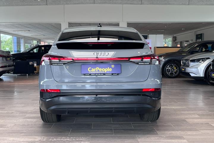 Grå Audi Q4 e-tron fra 2024