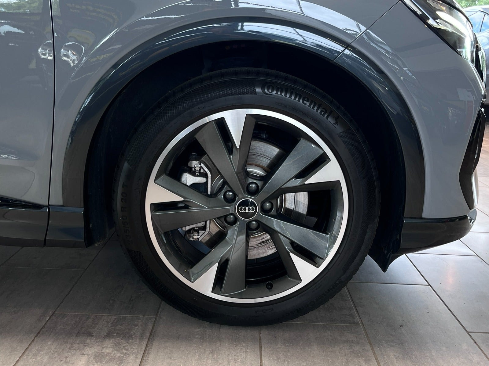 Grå Audi Q4 e-tron fra 2024