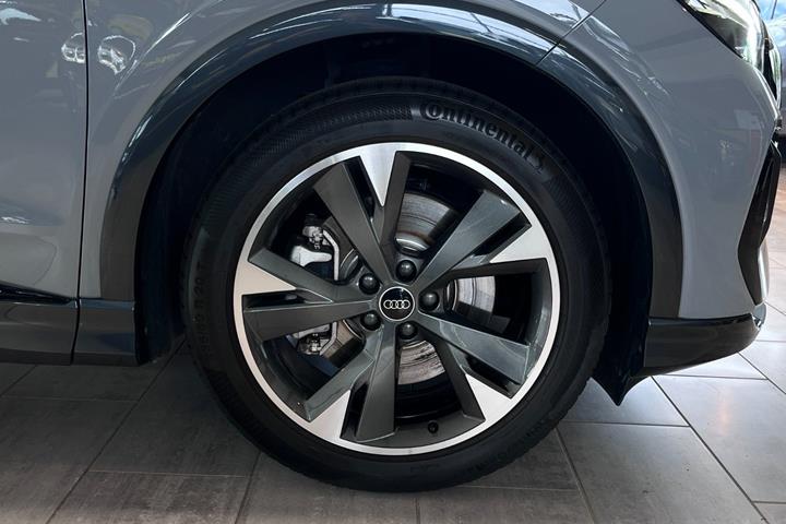 Grå Audi Q4 e-tron fra 2024