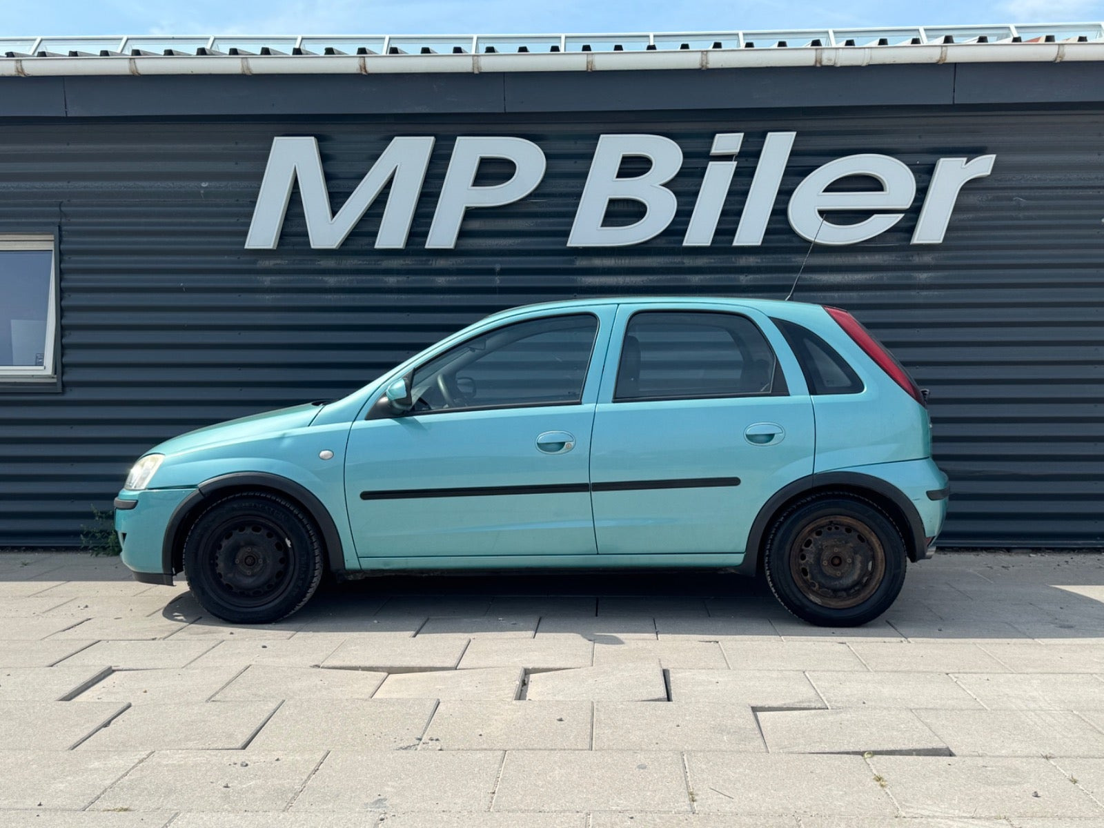 Blå Opel Corsa fra 2004