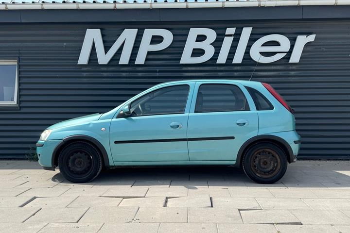 Blå Opel Corsa fra 2004