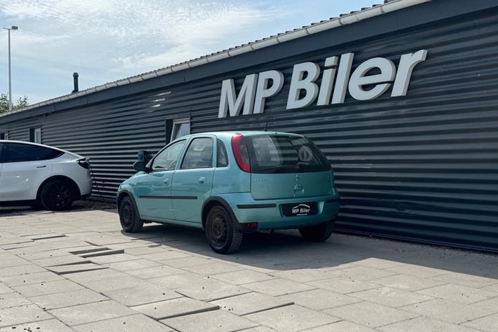 Blå Opel Corsa fra 2004