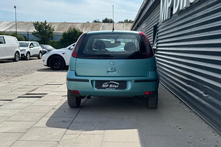 Blå Opel Corsa fra 2004