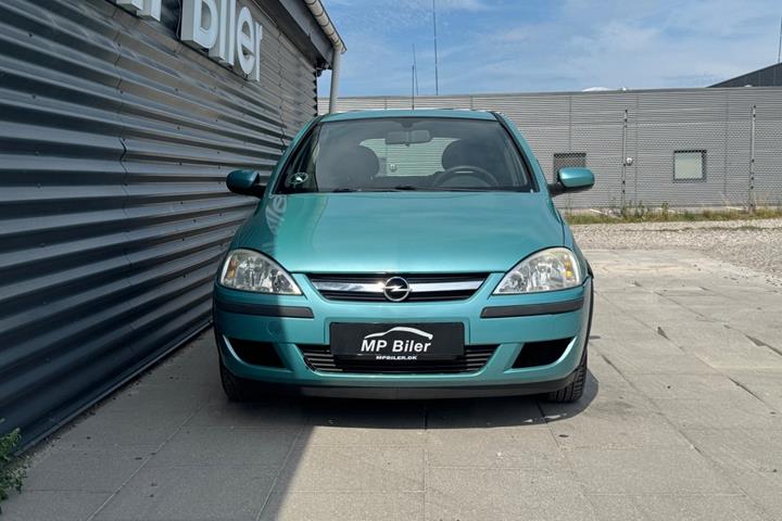 Blå Opel Corsa fra 2004