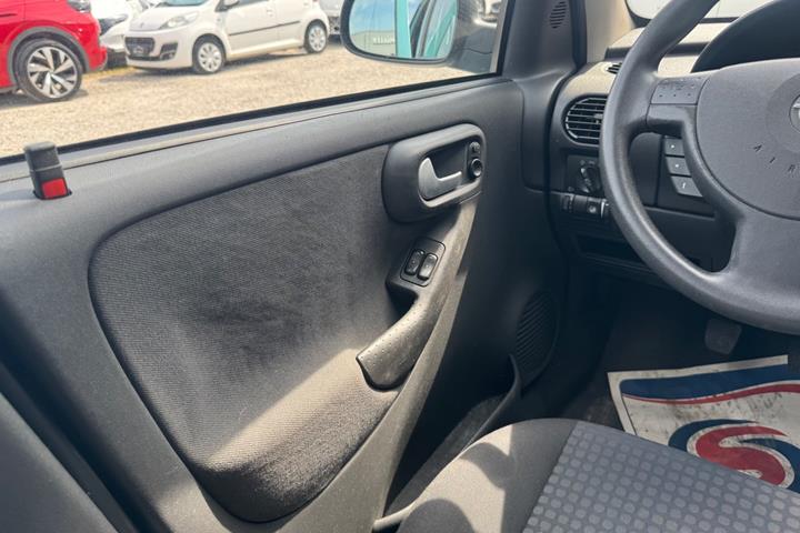 Blå Opel Corsa fra 2004
