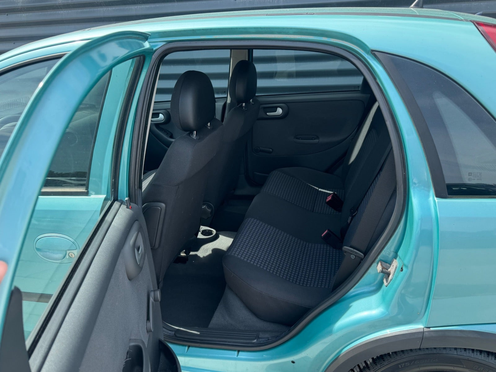 Blå Opel Corsa fra 2004