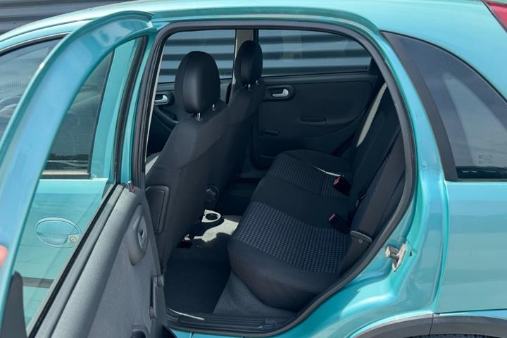 Blå Opel Corsa fra 2004