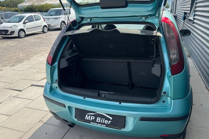 Blå Opel Corsa fra 2004