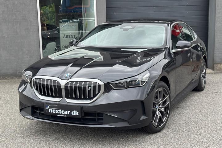 Grå BMW i5 fra 2025