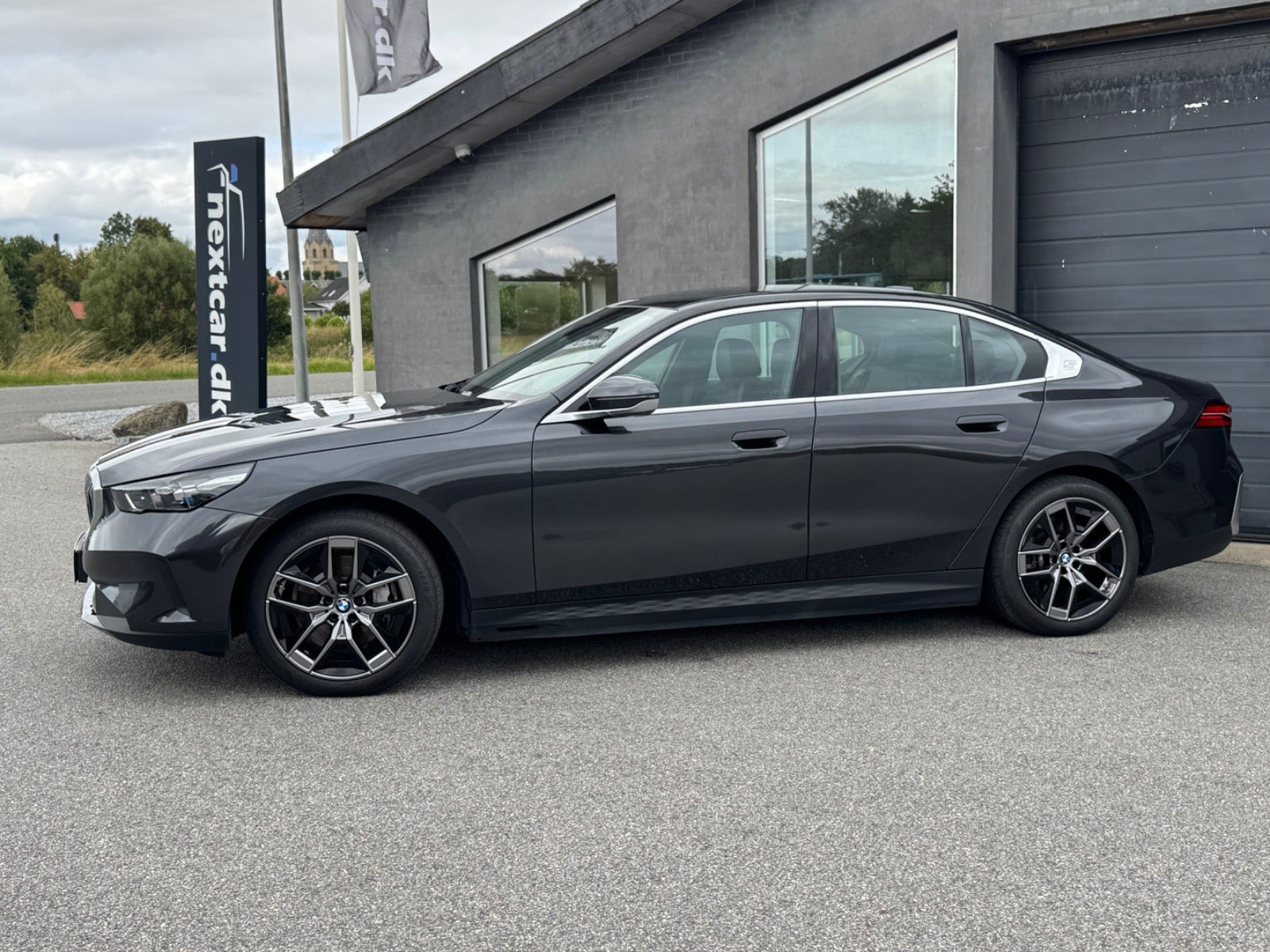Grå BMW i5 fra 2025