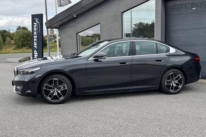 Grå BMW i5 fra 2025