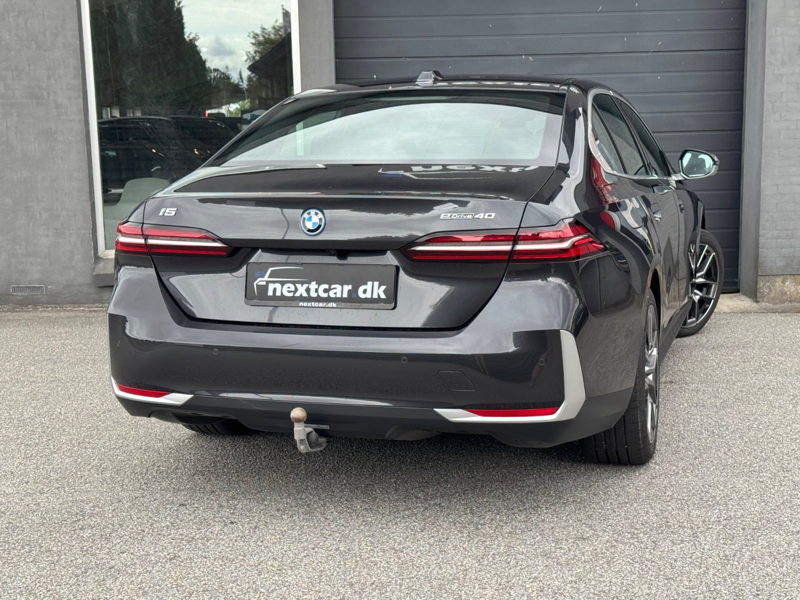 Grå BMW i5 fra 2025
