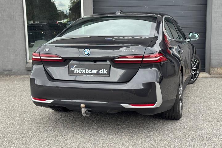 Grå BMW i5 fra 2025