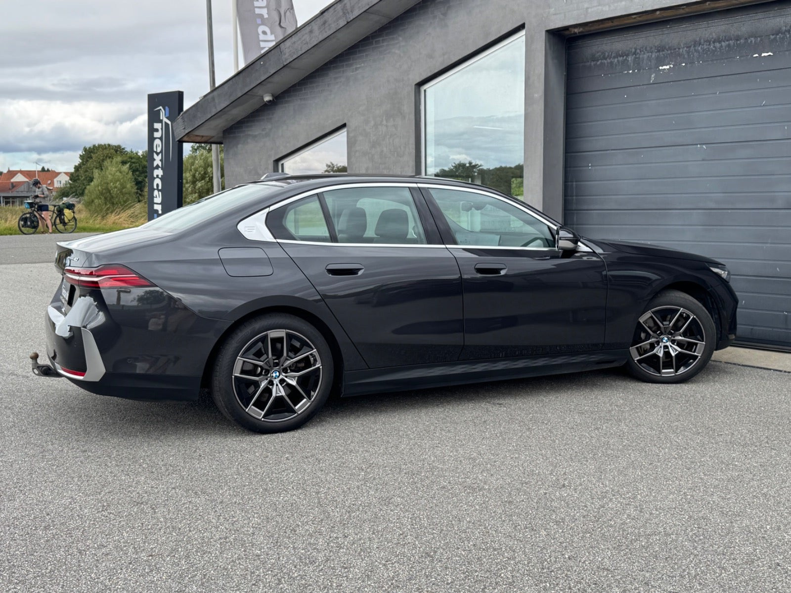 Grå BMW i5 fra 2025