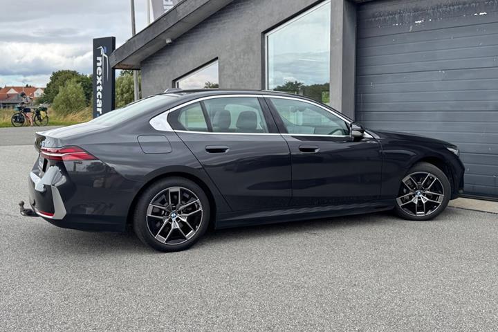 Grå BMW i5 fra 2025