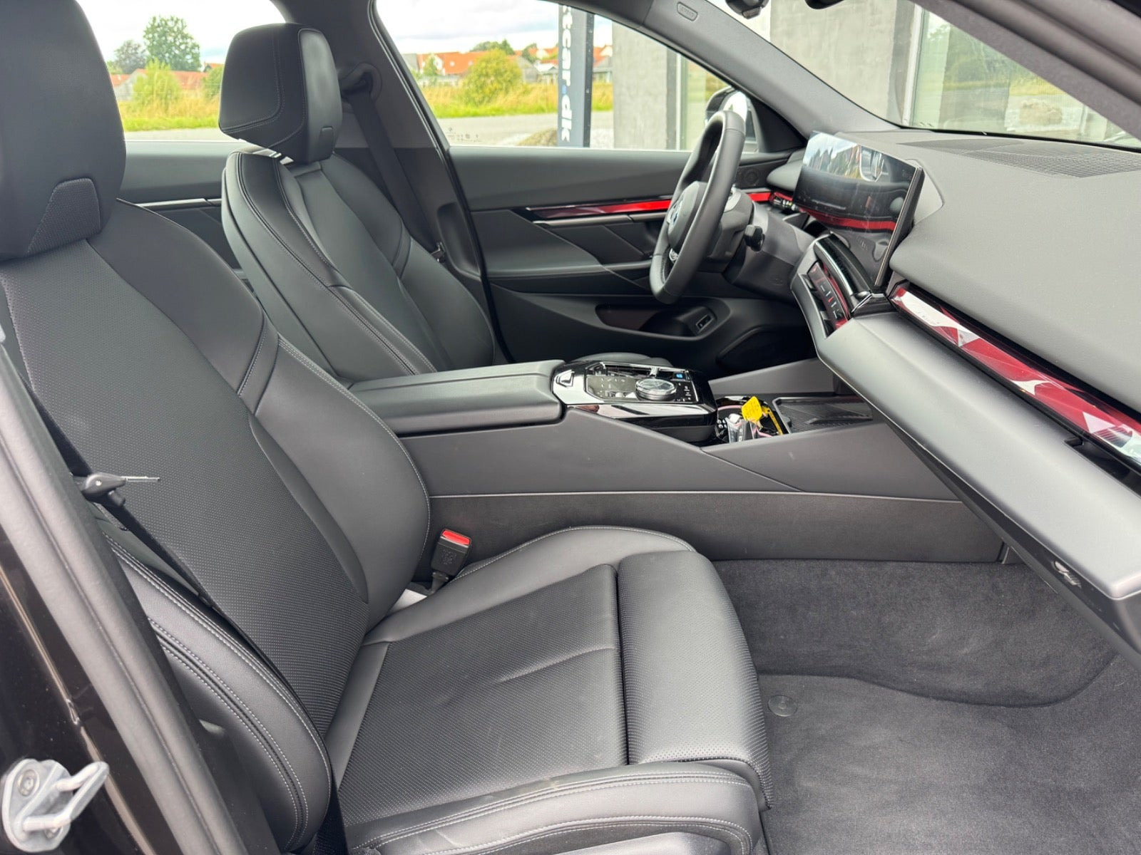 Grå BMW i5 fra 2025