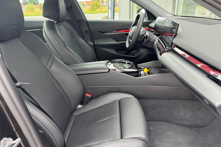 Grå BMW i5 fra 2025