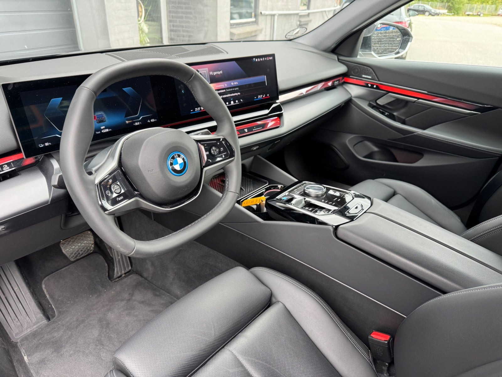 Grå BMW i5 fra 2025